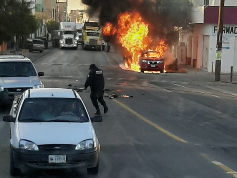 Ejecutan a un hombre e incendian camioneta