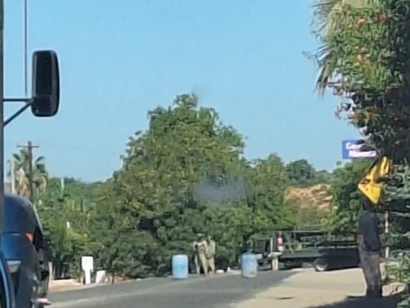 Ejército cierra carretera en Villa Juárez por posibles explosivos