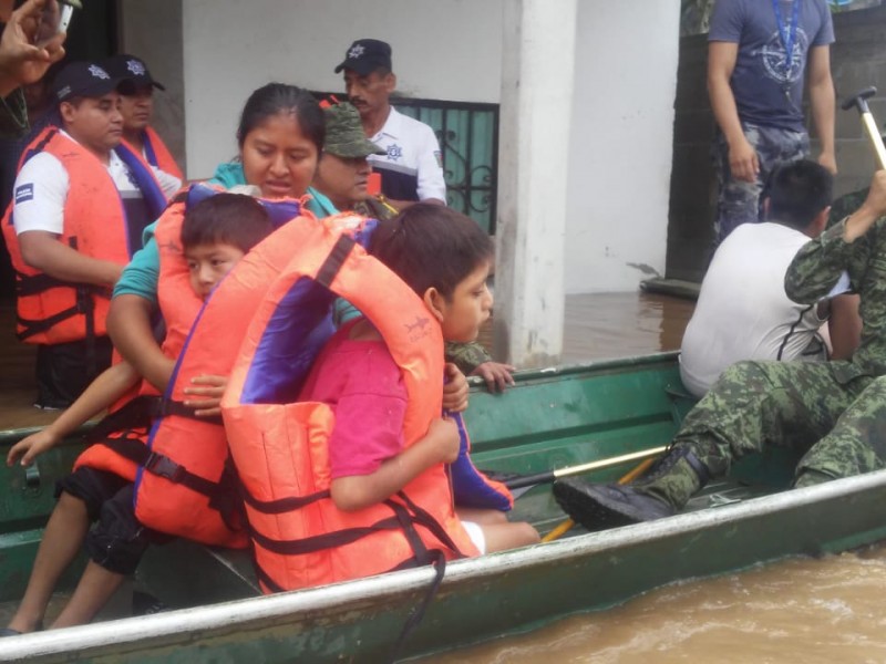 Ejército evacua población afectada por lluvia Tuxtepec