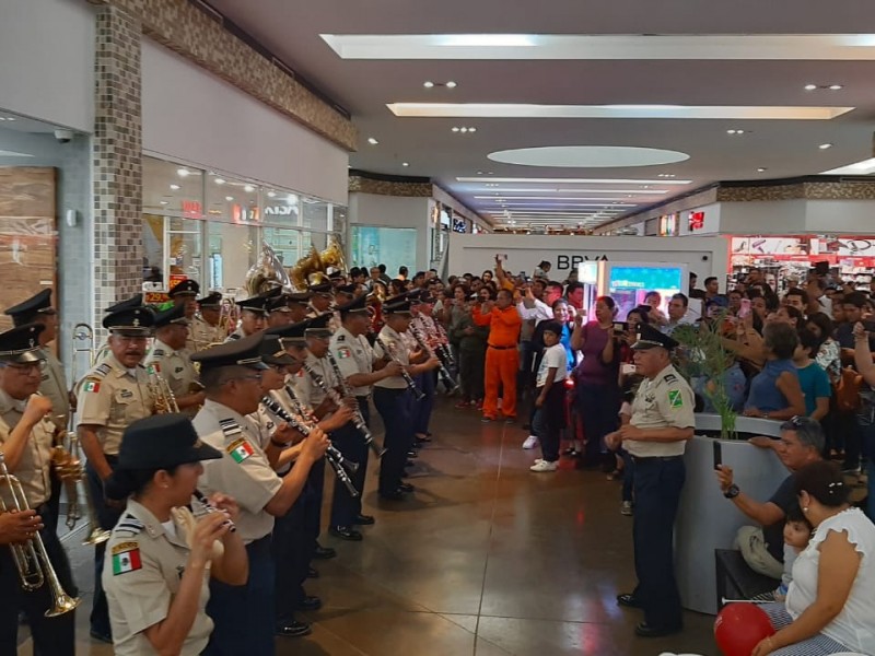 Ejército mexicano pone a bailar a istmeños