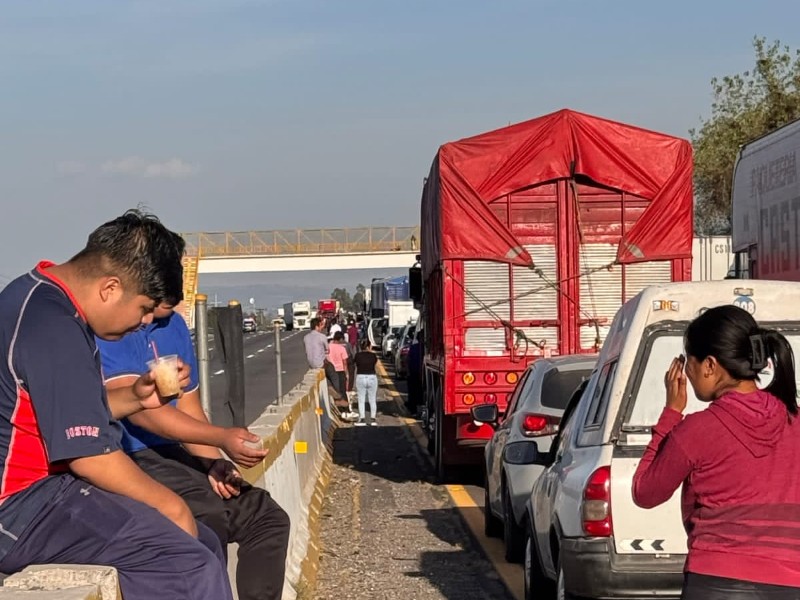 Ejidatarios bloquean la México-Puebla
