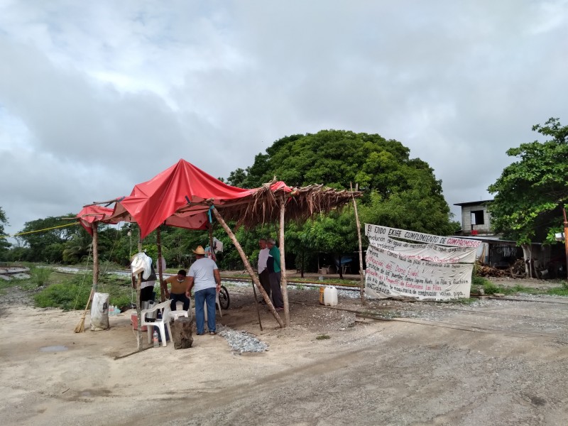 Ejidatarios de Comitancillo cumplen dos semanas de bloqueo