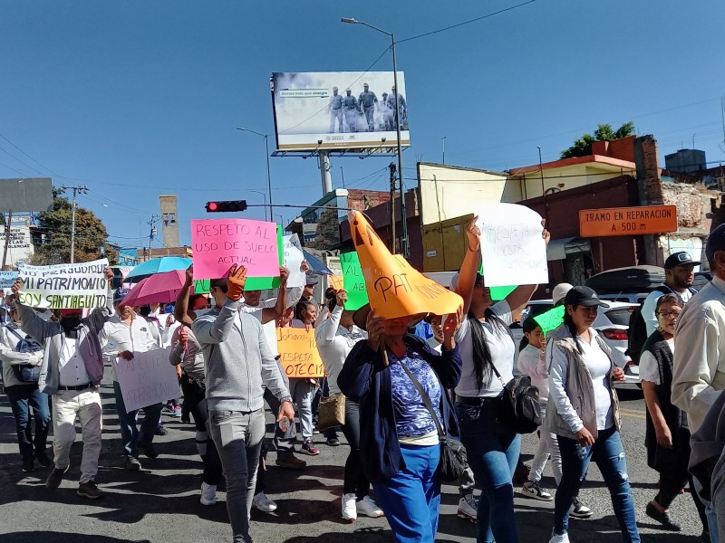 Ejidatarios de Santiaguito marchan contra proyecto de urbanismo de alcalde