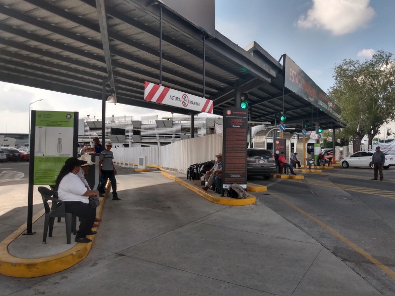 Ejidatarios mantienen plantón en aeropuerto