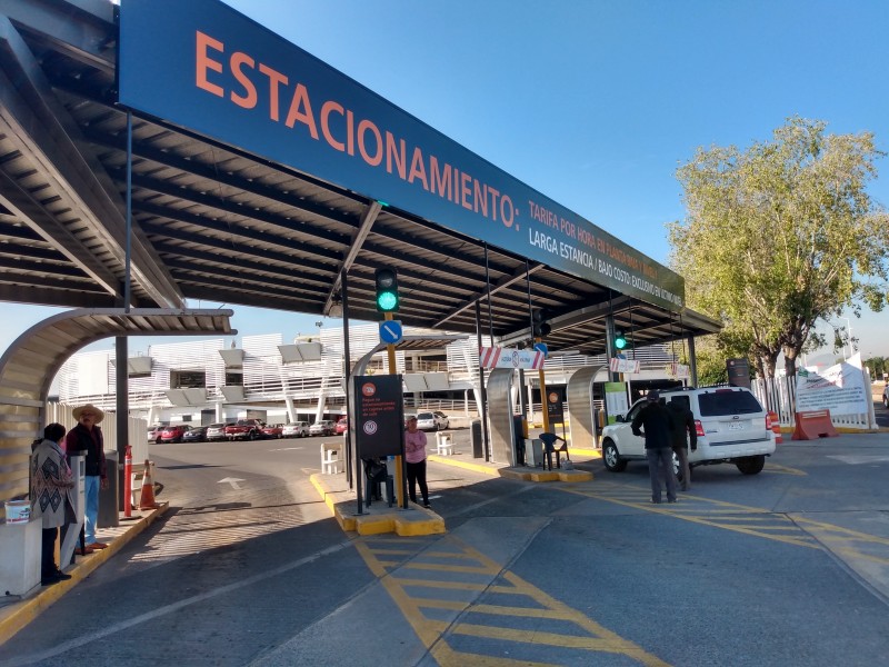 Ejidatarios mantienen plantón en aeropuerto