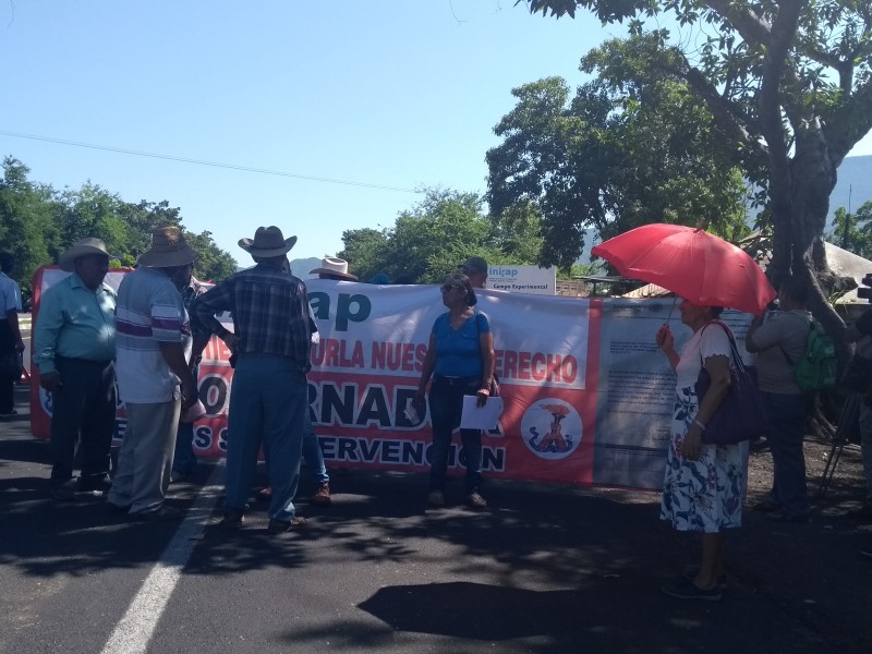 Ejidatarios protestan en la autopista Colima-Manzanillo