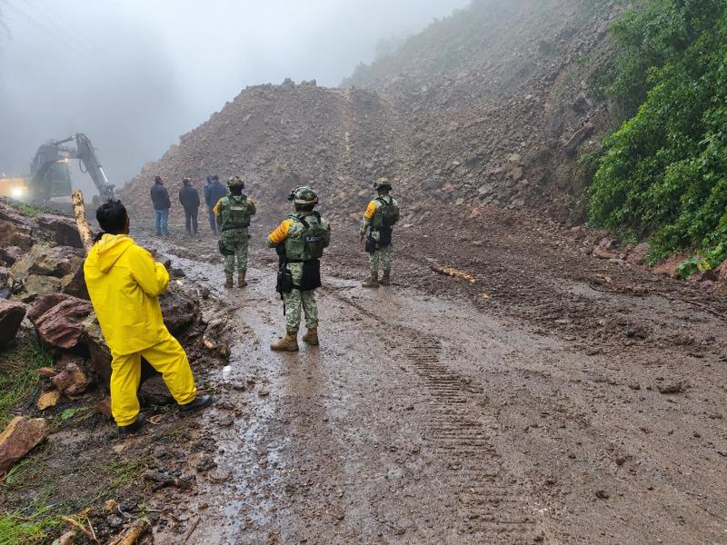 Ejército y Protección Civil retiran árboles caídos en carreteras de Huayacocotla