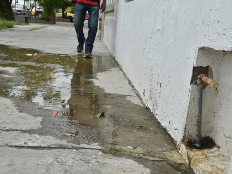 El 40% del agua se desperdicia en fugas