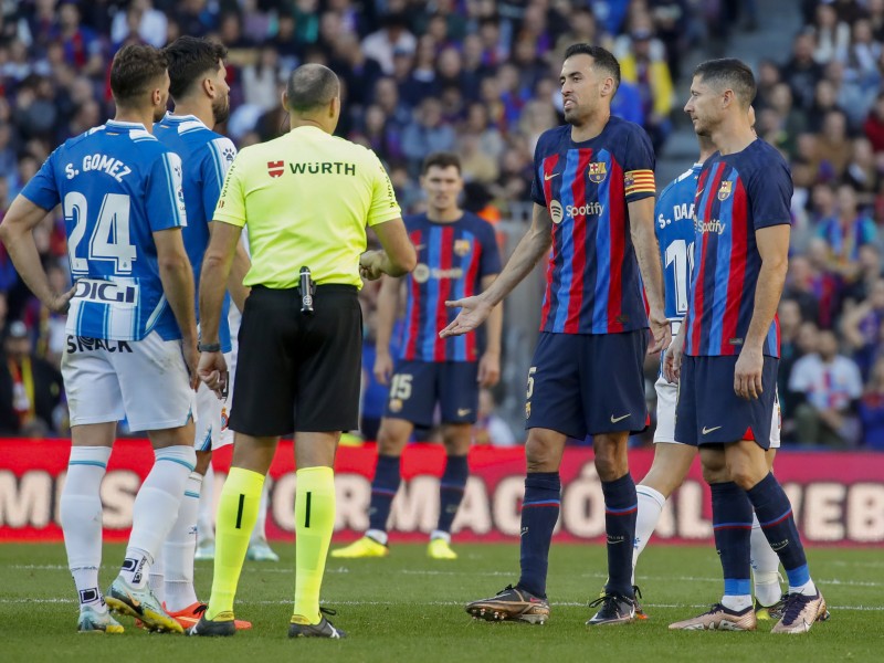 El árbitro fue protagonista del derbi catalán. Barcelona 1-1 Espanyol