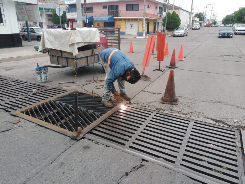 Ayuntamiento comenzó reparación de alcantarillas