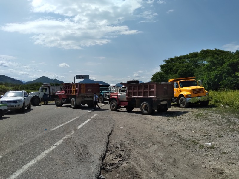 El bloqueo será permanente en Tehuantepec, aseguran transportistas materialistas