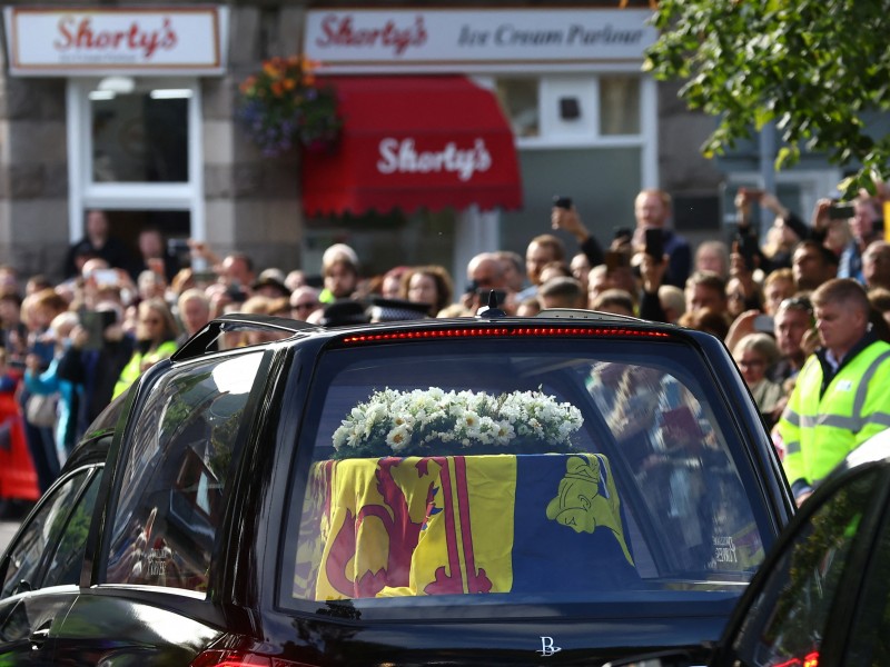 El cortejo fúnebre con los restos mortales de Isabel II salen de Balmoral