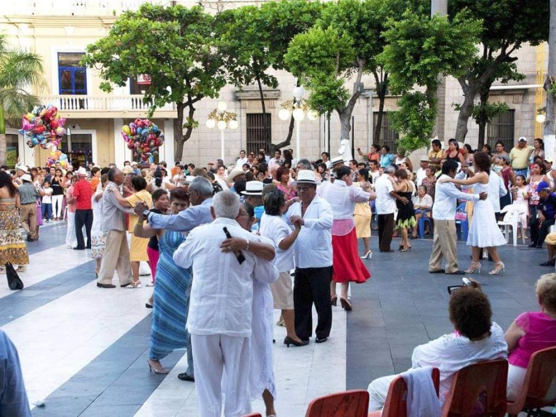 El danzón un baile que sigue vigente en Veracruz