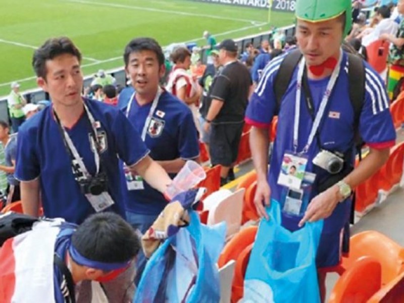 El ejemplo japones en los estadios: limpiar antes de irse