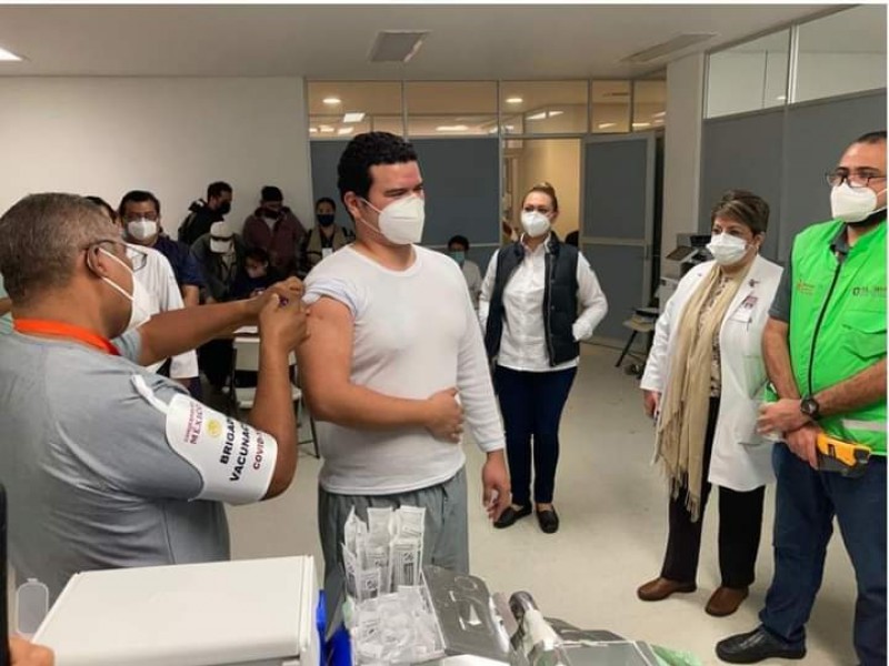 El enfermero Erick Muñoz, primer vacunado en ISSSTE de Veracruz
