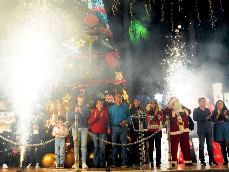 El Fuerte realizó el tradicional encendido del Pino de Navidad