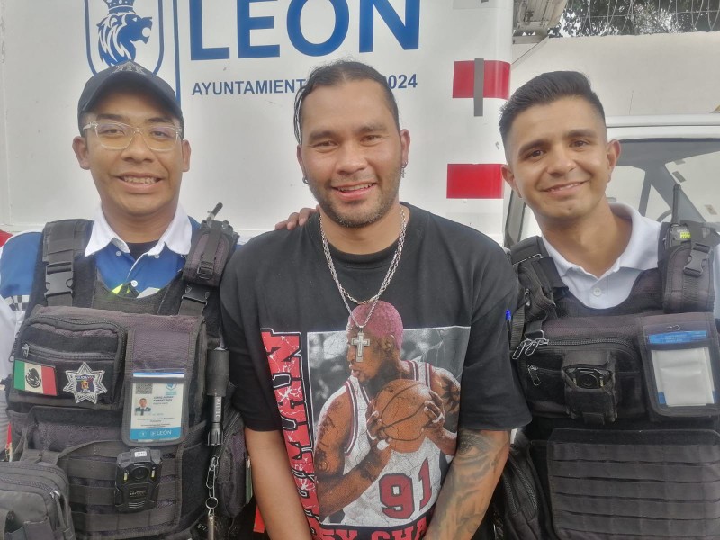 El “Gullit” Peña se hace viral por tomarse fotos con agentes viales