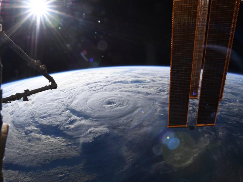 El huracán Genevieve desde el espacio