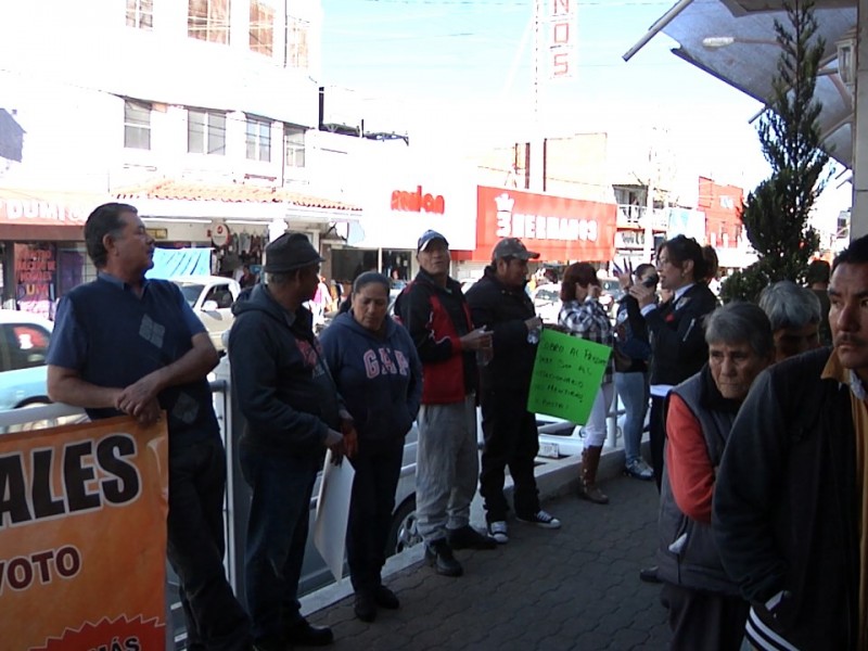 Es ilegal aumento de impuesto a vendedores ambulantes