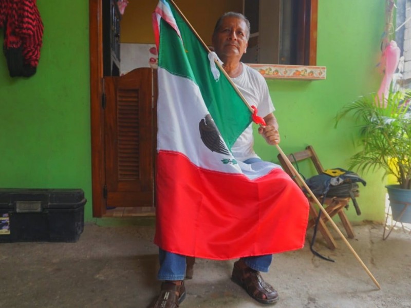El Juchiteco que rescató a la bandera tras el sismo