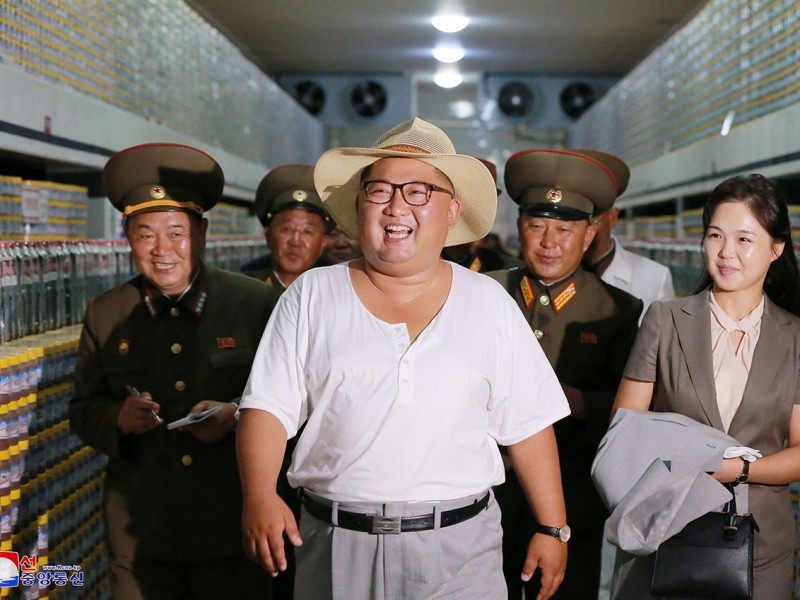 El líder norcoreano Kim Jong-un visita una fábrica