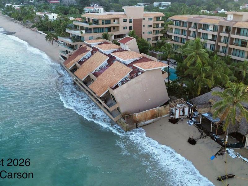 ¡El mar reclama su espacio! Colapsa hotel Punta Paraíso en San Pancho