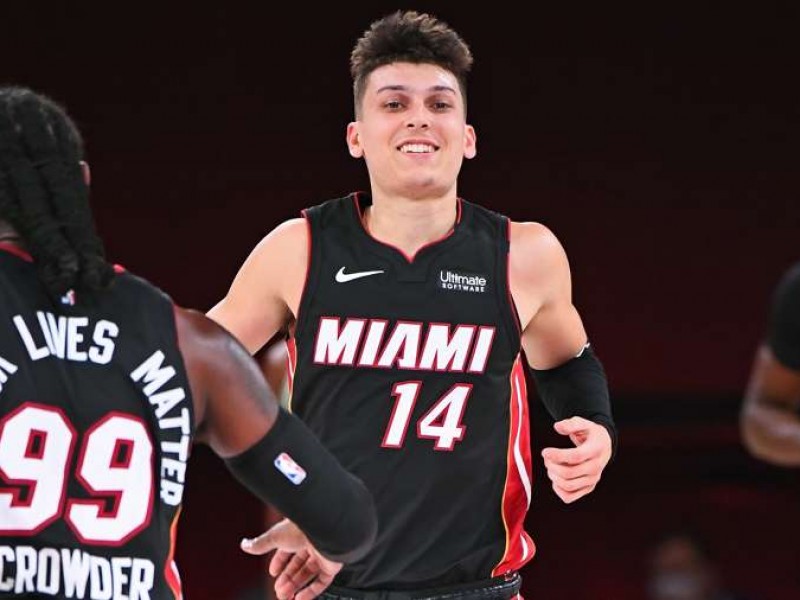 El novato Herro lideró al Heat para ponerse 3-1