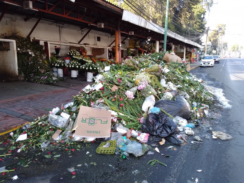 El Panteón General de Toluca repleto de montañas de basura