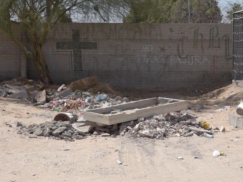 El Panteón Municipal presenta acumulación de basura y escombros