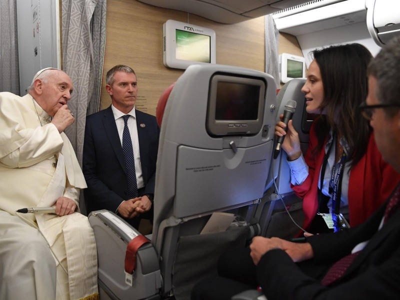 El papa deja puerta abierta a la renuncia