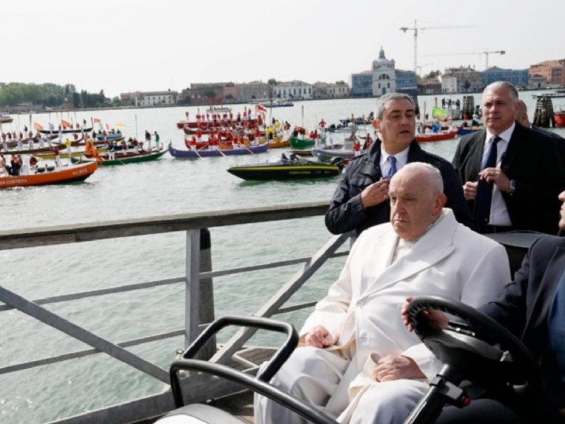 El Papa Francisco llega en lancha a Venecia