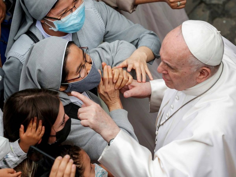 El papa Francisco seguirá hospitalizado