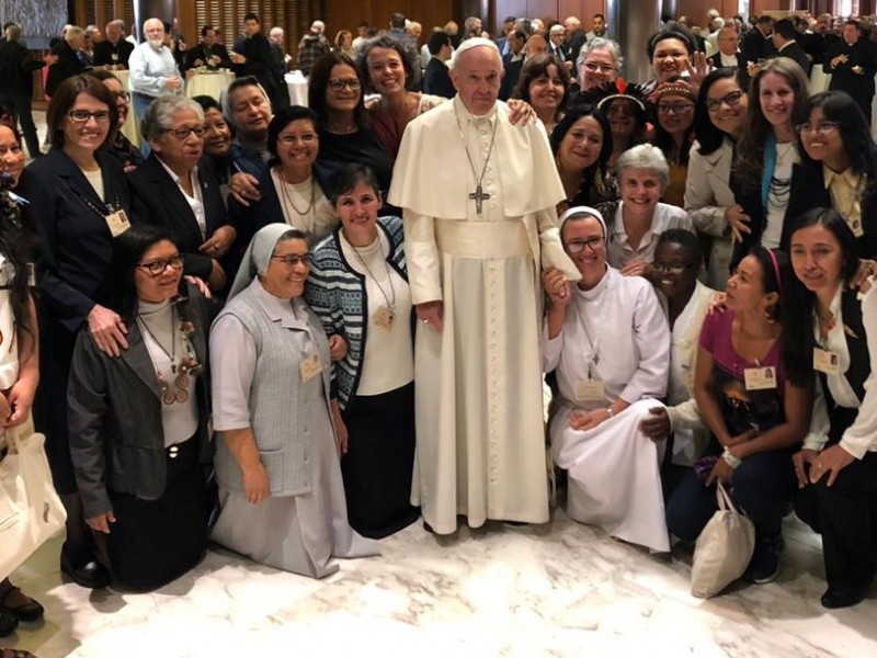 El Papa pide mayor participación femenina en instituciones religiosas