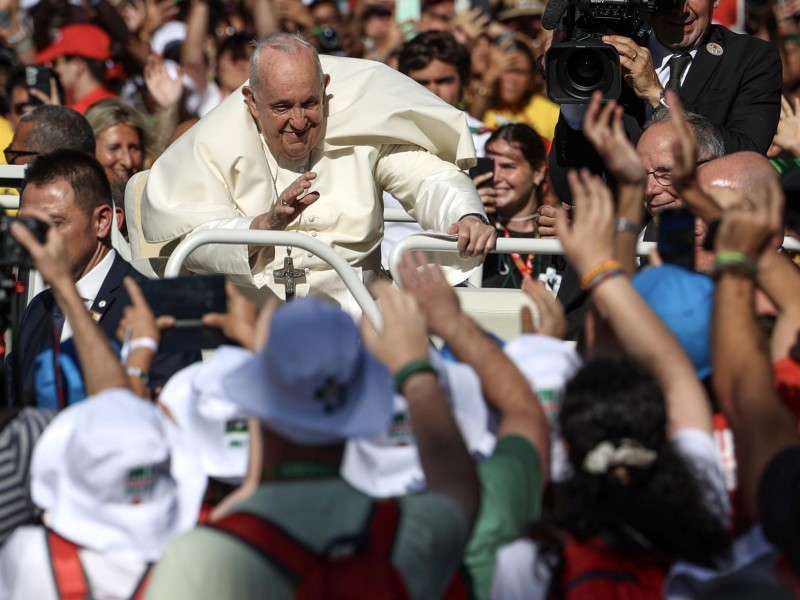 El papa pide no fiarse de ilusiones del mundo virtual