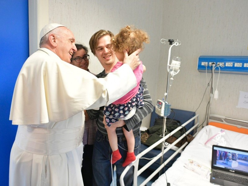 El papa visitó niños ucranianos en hospital pediátrico