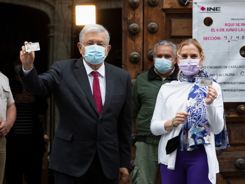 El presidente López Obrador y Beatriz Müller acuden a votar