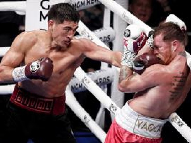 El ruso Dmitry Bivol venció al Canelo