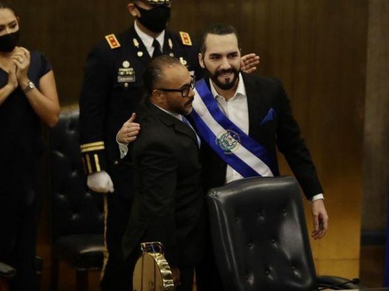 El Salvador separa a dos diputados por 