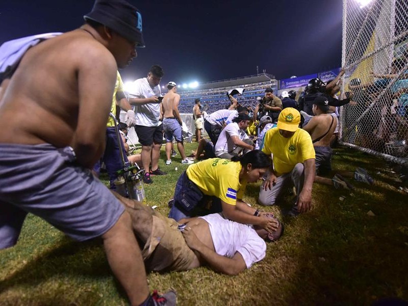 El Salvador: tragedia deportiva con 12 fallecidos en estadio