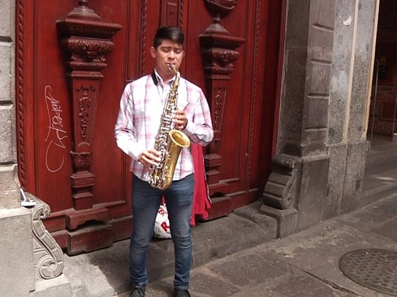 El saxofón, pasión del joven músico Yobani