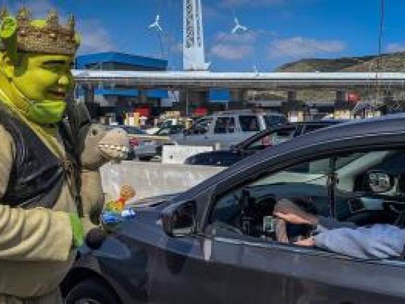 El Shrek de Tijuana, ayuda a la sociedad y familia.