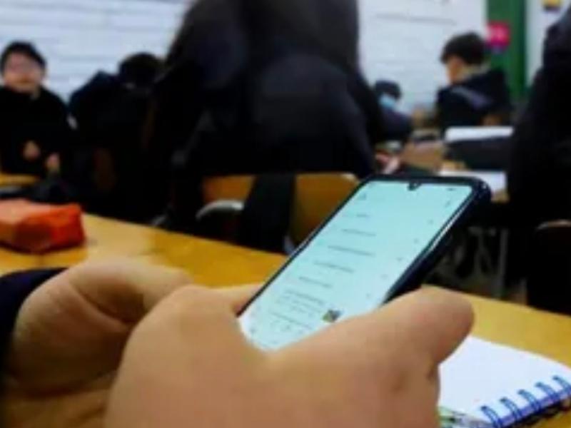 El tres de noviembre inicia regulación de uso de celulares en escuelas