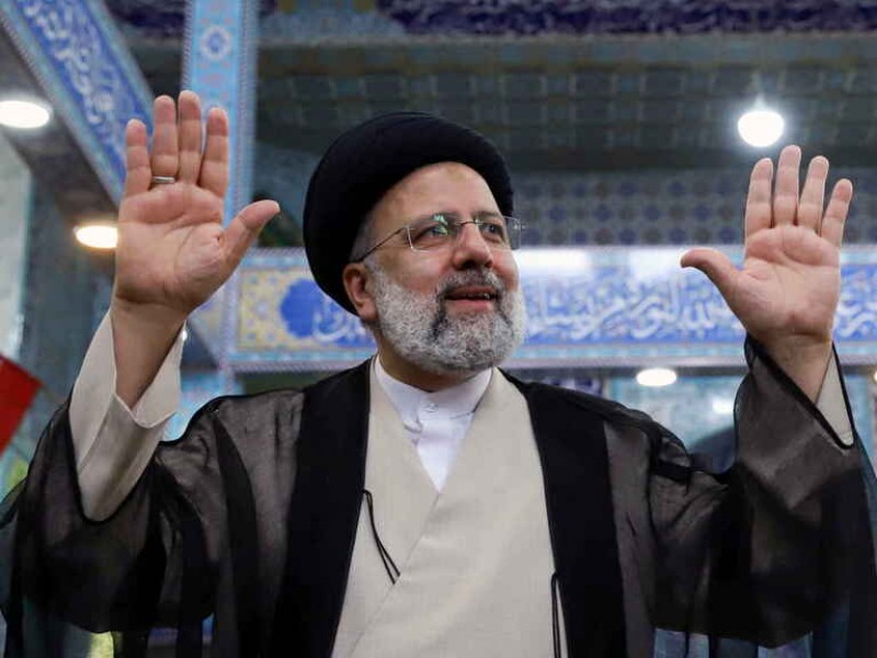 El ultraconservador Ebrahim Raisí gana comicios en Irán