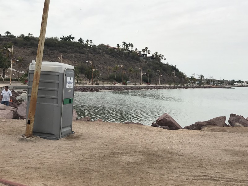 El único baño en el malecón