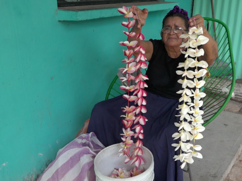 El uso de los collares de flores de Guie' chahi