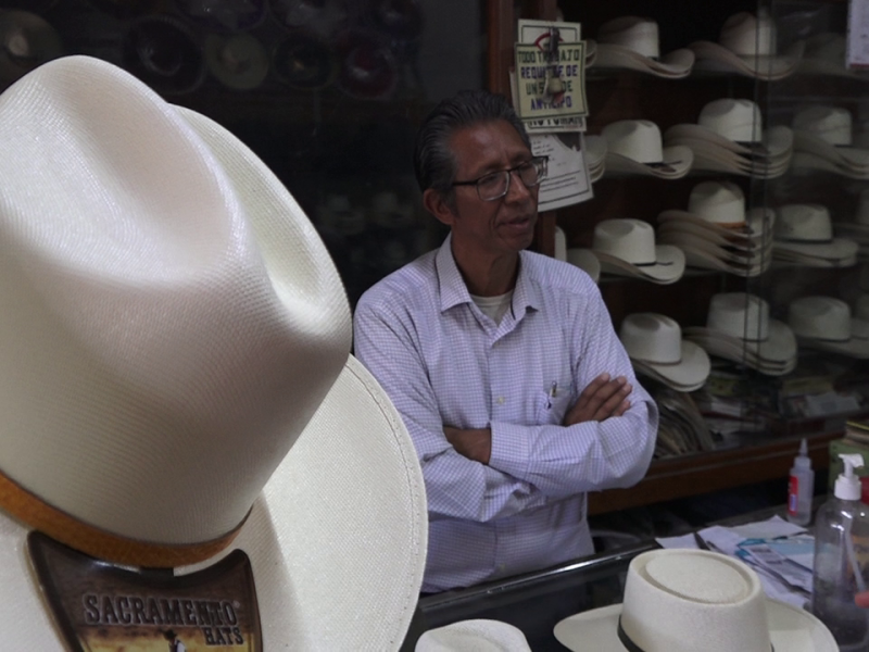 El uso y venta de sombreros, una tradición que perdura