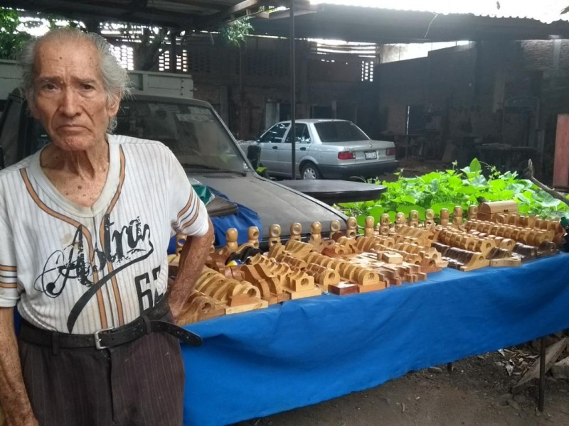 Elabora cortineros artesanales para subsistir