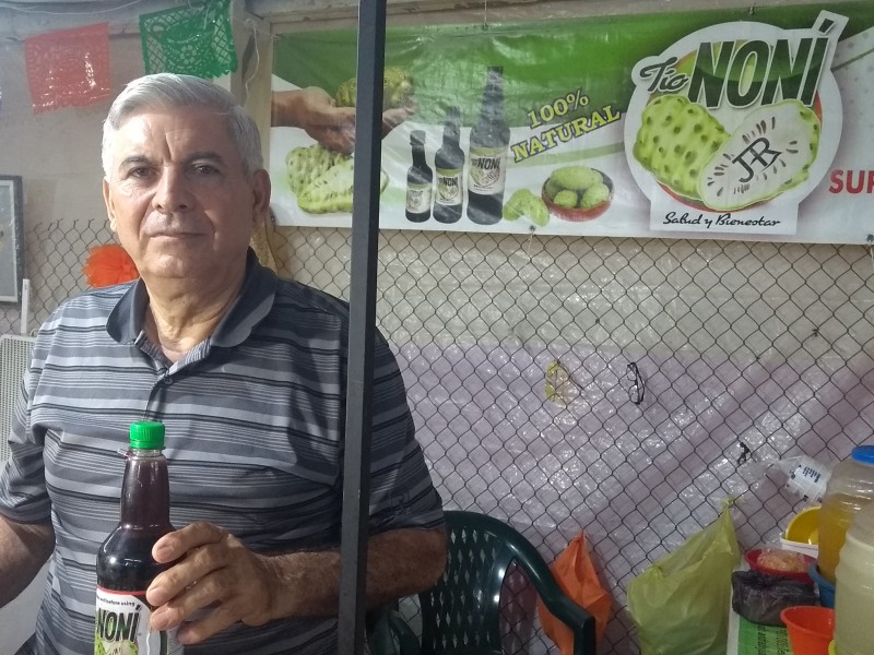 Elabora jugo de noni artesanal