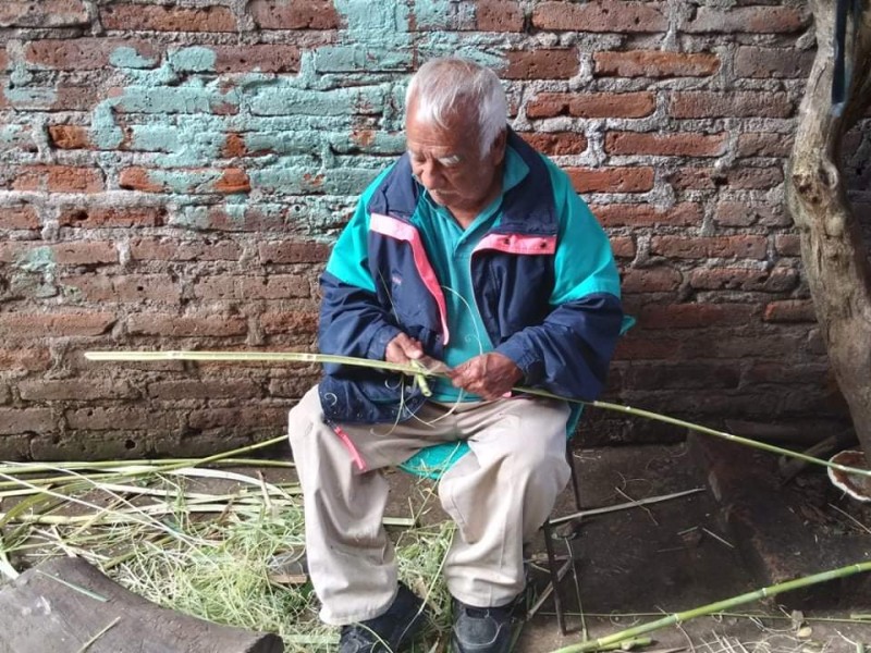 Elaboración de artesanías de carrizo, oficio tradicional en Santiago Tangamandapio