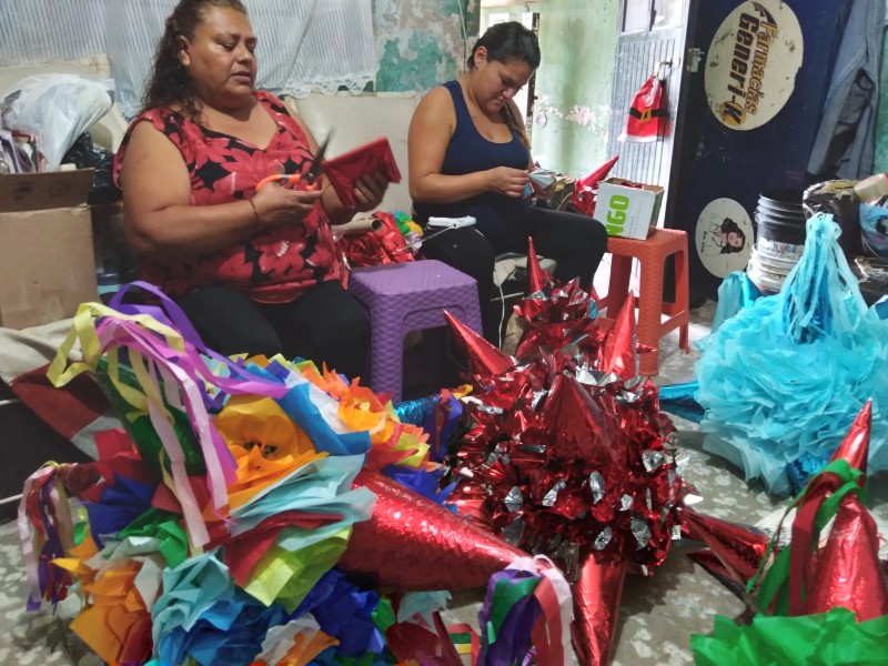 Elaboración de piñatas, tradición muy mexicana para las fiestas navideñas